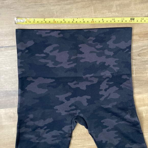 [Spanx] Camo Look At Me Now Seamless Cropped Leggings Small - Picture 6 of 10